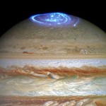 กล้องฮับเบิลจับภาพแสงออโรราขนาดใหญ่กว่าโลกที่ขั้วเหนือของดาวพฤหัสบดี