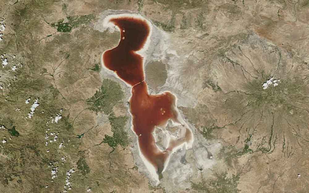 ทะเลสาบสีเลือด! ทะเลสาบใหญ่ของอิหร่านเปลี่ยนสีจากสีเขียวเป็นสีแดง