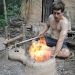 ผู้ชายคนนี้สร้างเครื่องเป่าลมสำหรับหลอมเหล็ก โดยใช้แค่วัสดุจากในป่า