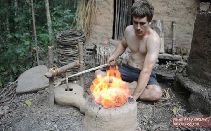 ผู้ชายคนนี้สร้างเครื่องเป่าลมสำหรับหลอมเหล็ก โดยใช้แค่วัสดุจากในป่า