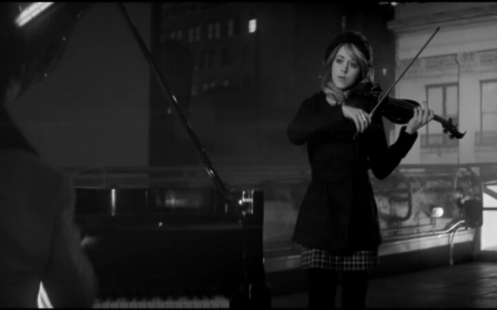 ชมนักไวโอลินสาวสวยบรรเลงเพลง Spider-Man ไพเราะได้อารมณ์