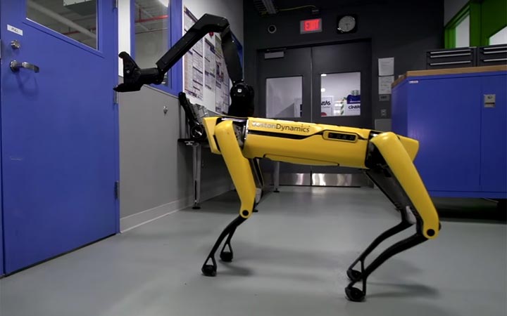หุ่นยนต์สุนัข SpotMini โชว์ความสามารถใหม่เปิดประตูให้เพื่อนออกจากห้อง